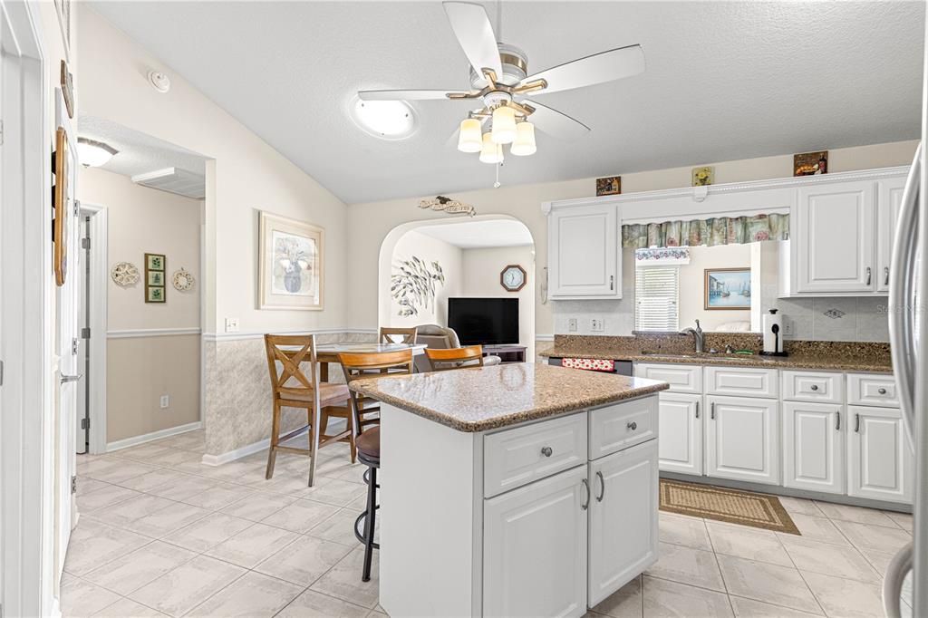 合同活跃: $265,000 (3 贝兹, 2 浴室, 1906 平方英尺)