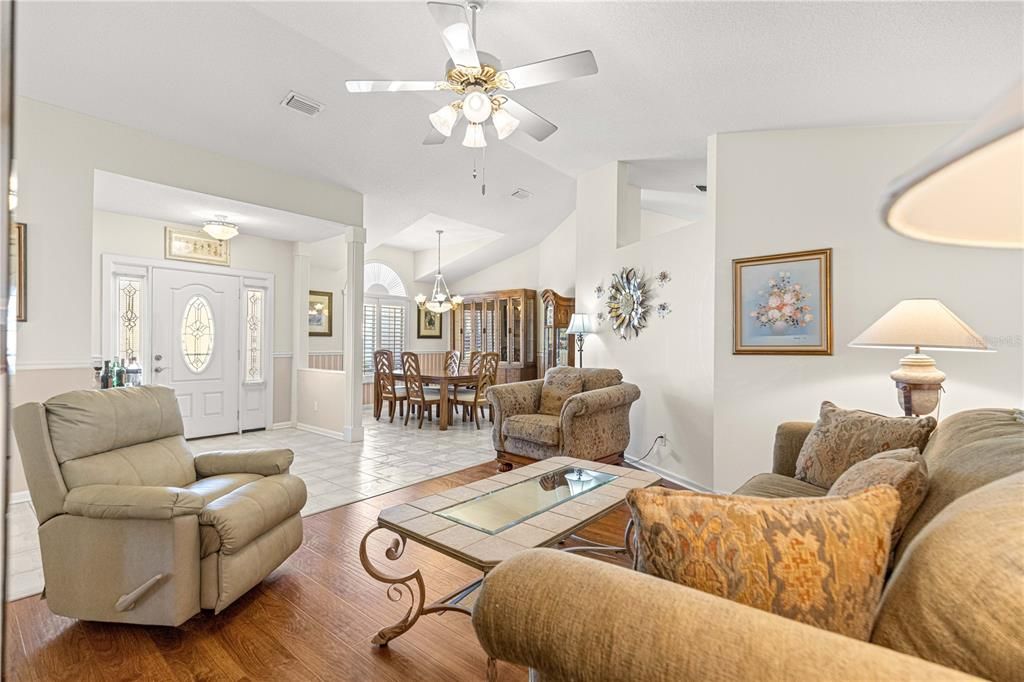 合同活跃: $265,000 (3 贝兹, 2 浴室, 1906 平方英尺)