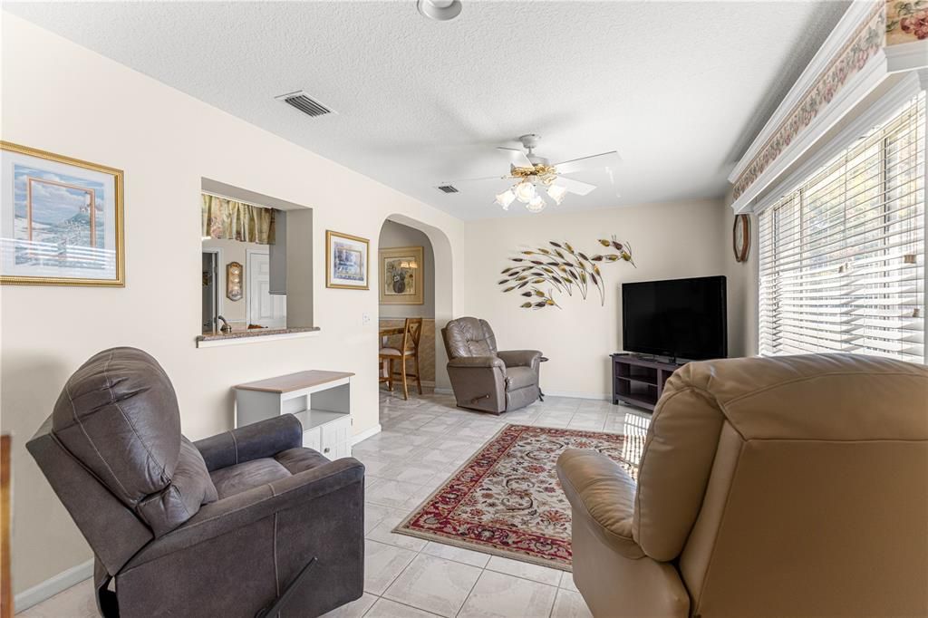 合同活跃: $265,000 (3 贝兹, 2 浴室, 1906 平方英尺)