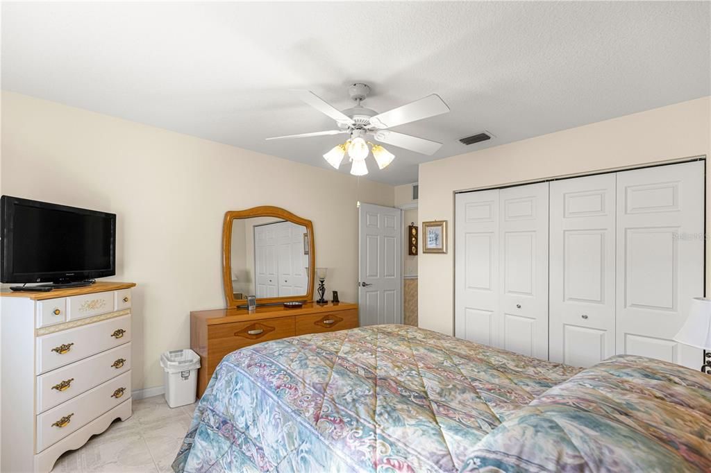 合同活跃: $265,000 (3 贝兹, 2 浴室, 1906 平方英尺)