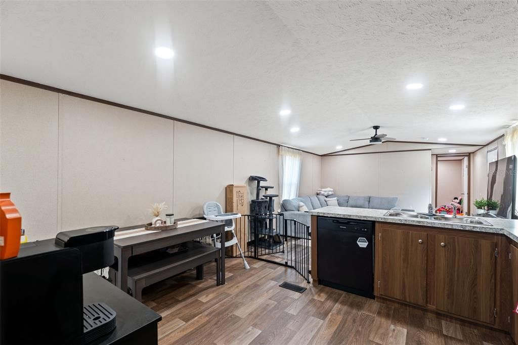 合同活跃: $155,000 (2 贝兹, 2 浴室, 840 平方英尺)