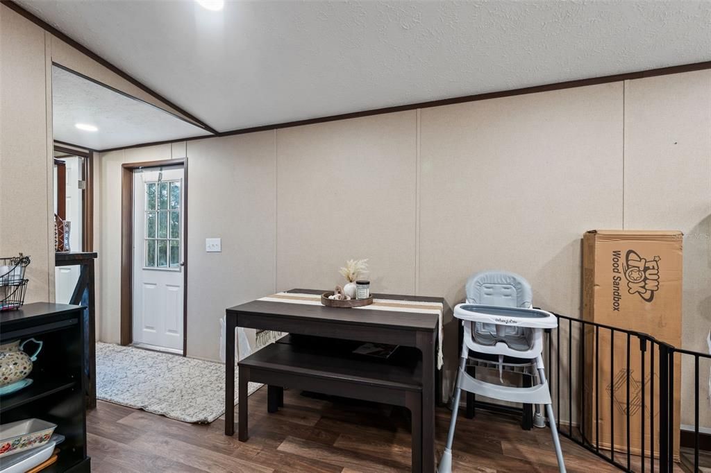 合同活跃: $155,000 (2 贝兹, 2 浴室, 840 平方英尺)