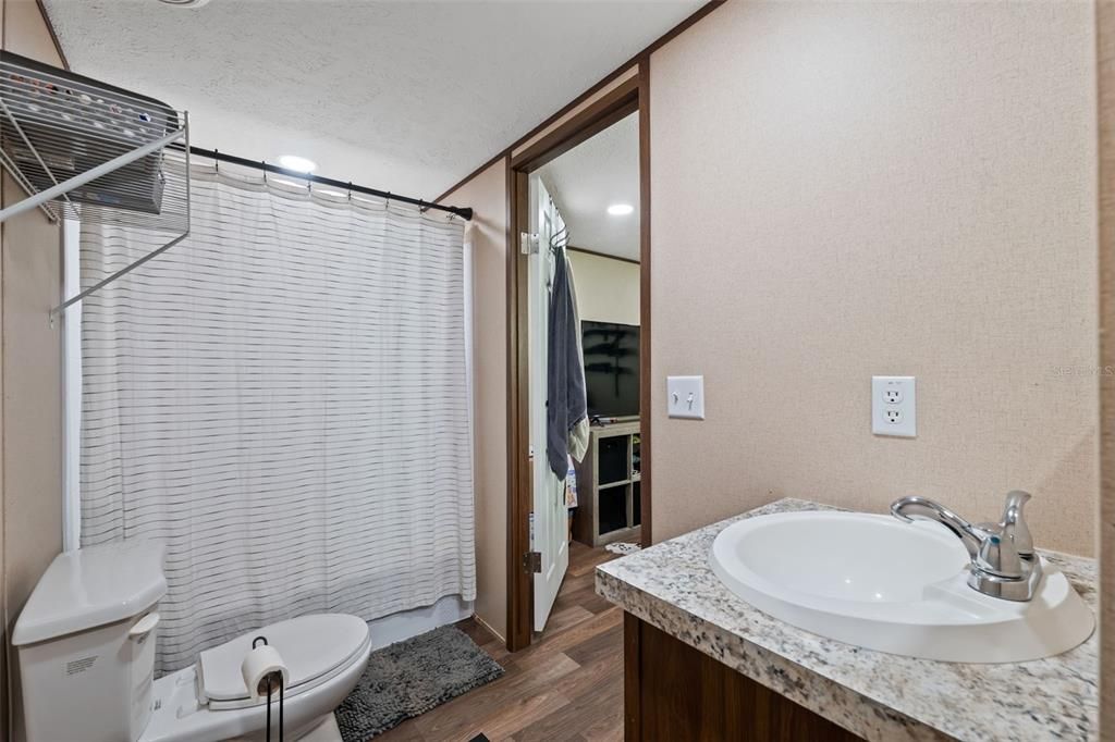 合同活跃: $155,000 (2 贝兹, 2 浴室, 840 平方英尺)