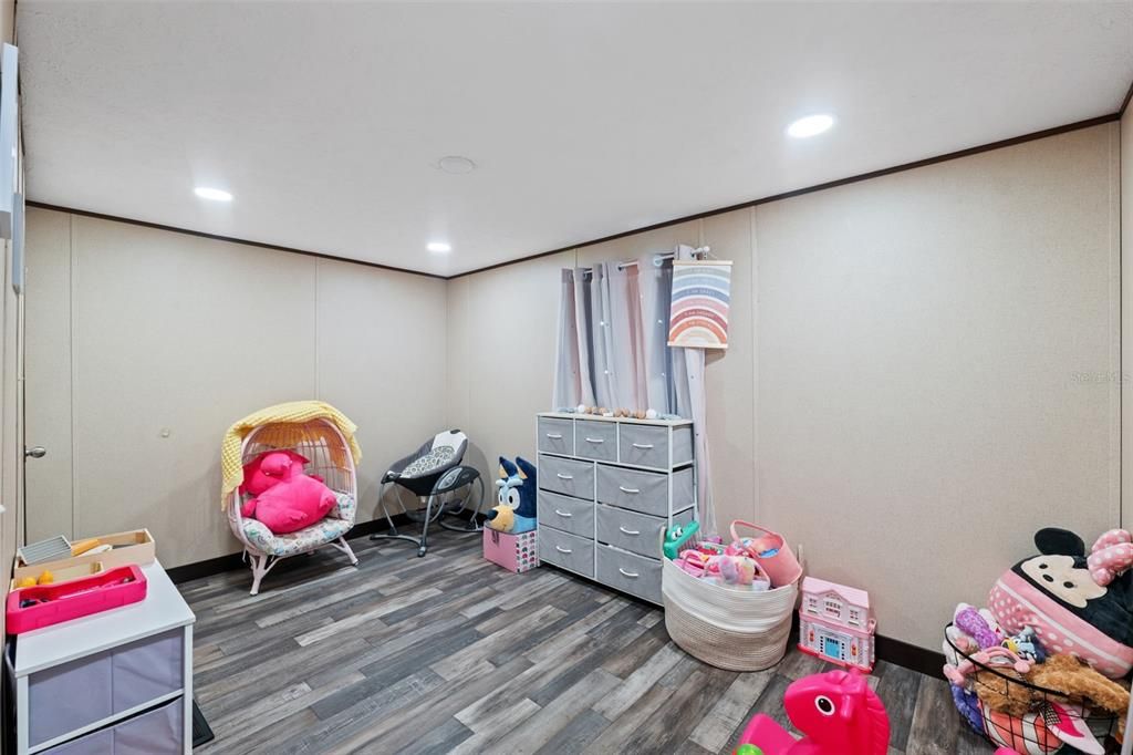 合同活跃: $155,000 (2 贝兹, 2 浴室, 840 平方英尺)