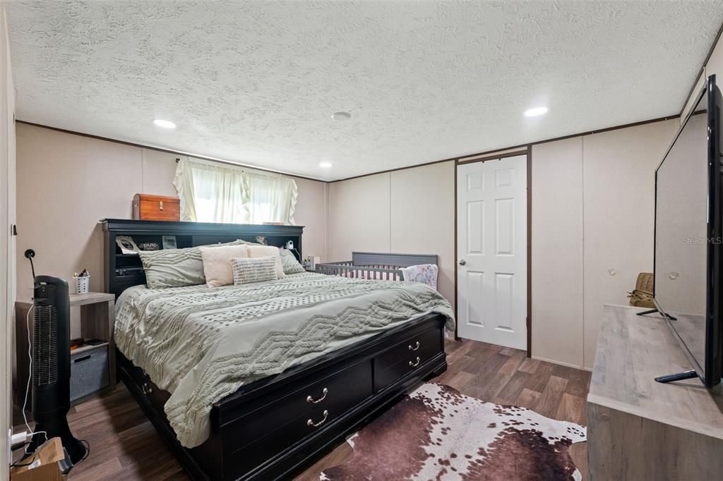 合同活跃: $155,000 (2 贝兹, 2 浴室, 840 平方英尺)