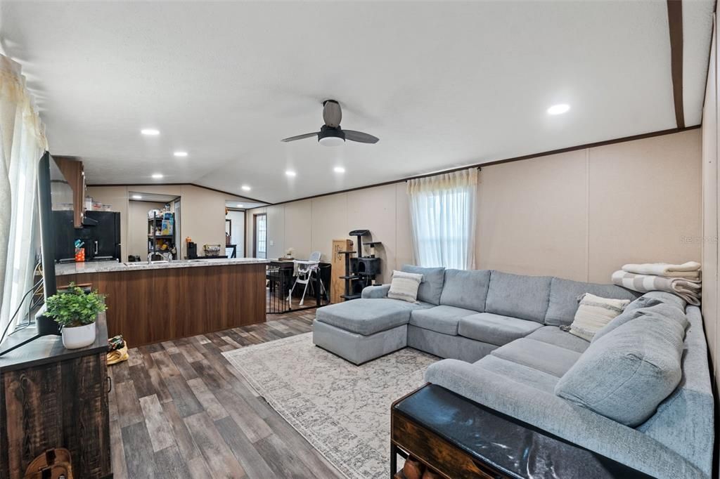 合同活跃: $155,000 (2 贝兹, 2 浴室, 840 平方英尺)