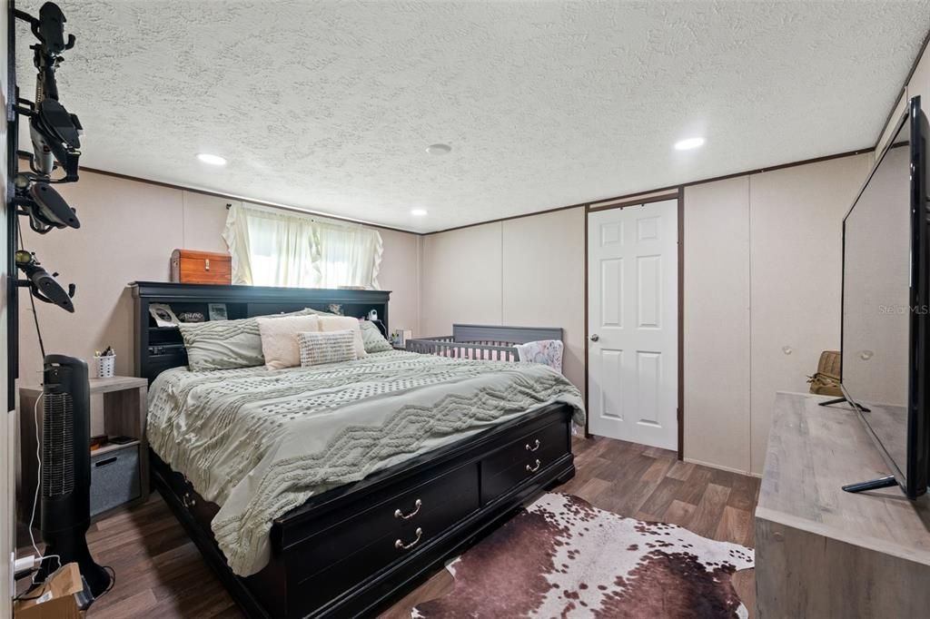 合同活跃: $155,000 (2 贝兹, 2 浴室, 840 平方英尺)