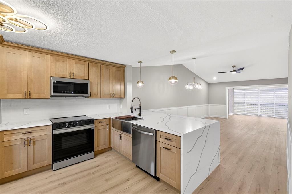 For Sale: $369,900 (2 beds, 2 baths, 1102 Square Feet)