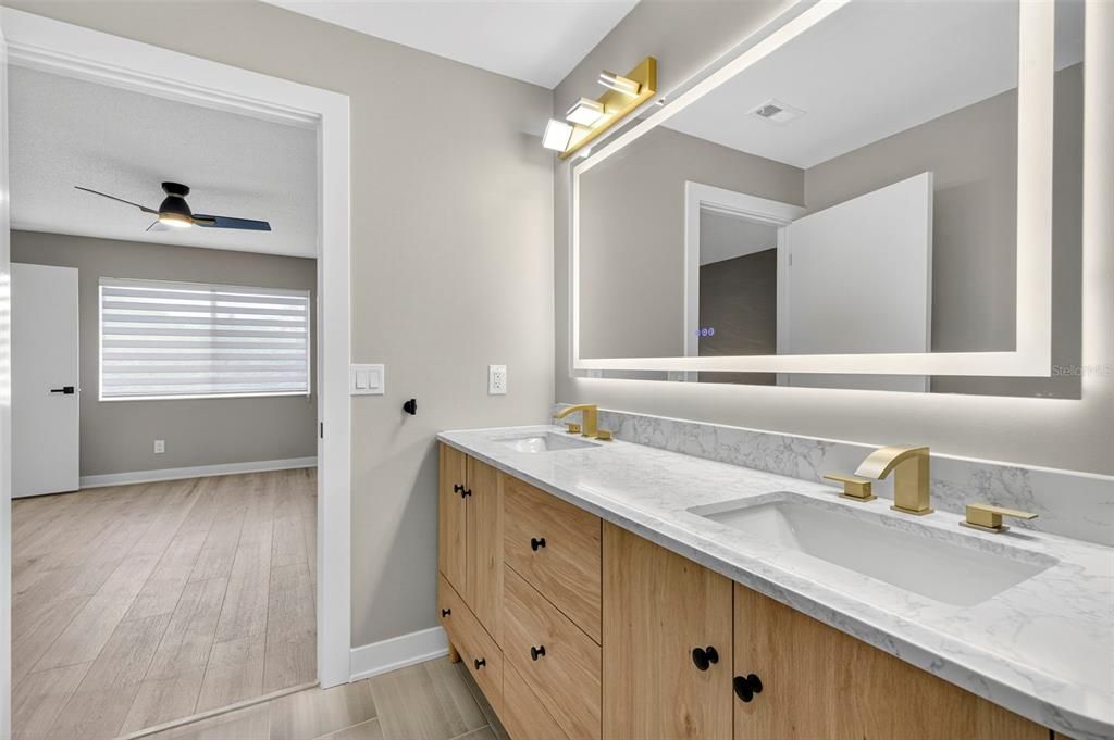 For Sale: $369,900 (2 beds, 2 baths, 1102 Square Feet)