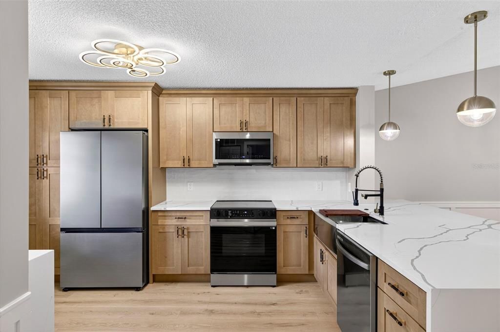 For Sale: $369,900 (2 beds, 2 baths, 1102 Square Feet)