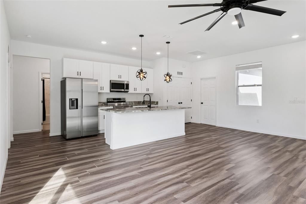 На продажу: $350,000 (4 спален, 2 ванн, 1482 Квадратных фут)