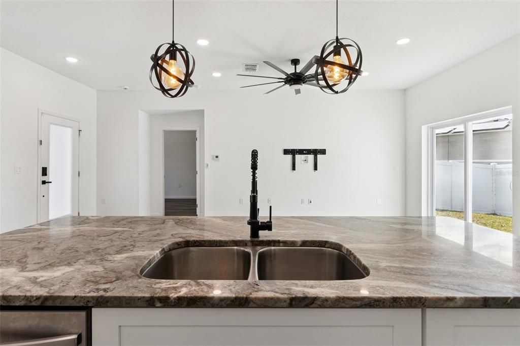 На продажу: $350,000 (4 спален, 2 ванн, 1482 Квадратных фут)