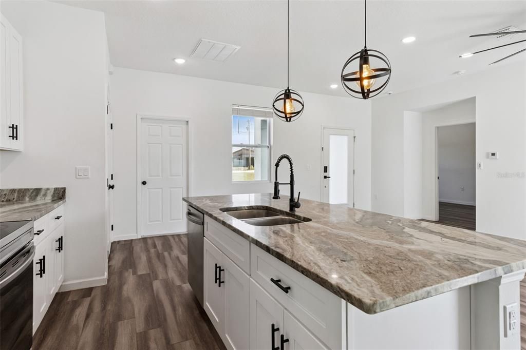 На продажу: $350,000 (4 спален, 2 ванн, 1482 Квадратных фут)