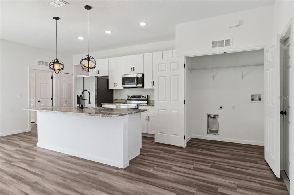 На продажу: $350,000 (4 спален, 2 ванн, 1482 Квадратных фут)