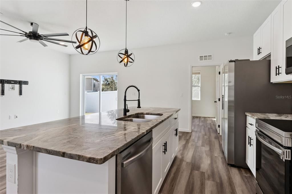 На продажу: $350,000 (4 спален, 2 ванн, 1482 Квадратных фут)