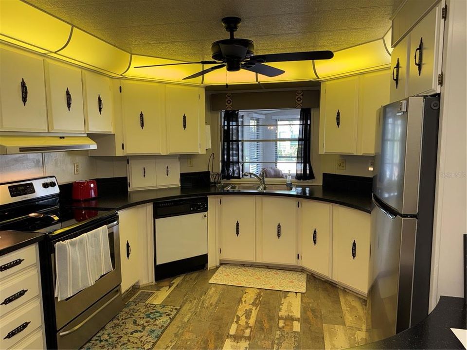 For Sale: $159,900 (2 beds, 2 baths, 1351 Square Feet)