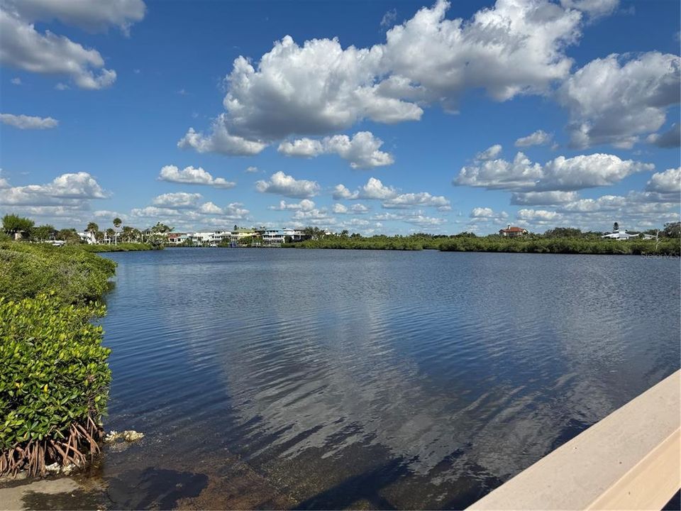 For Sale: $159,900 (2 beds, 2 baths, 1351 Square Feet)