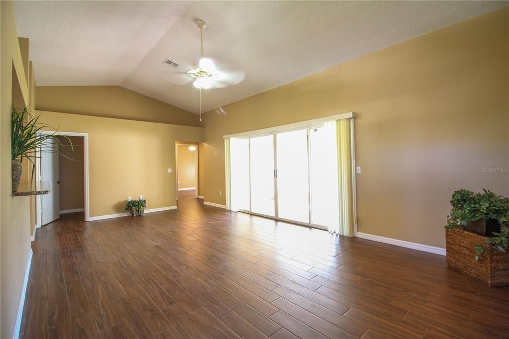 В аренду: $1,995 (3 спален, 2 ванн, 1541 Квадратных фут)