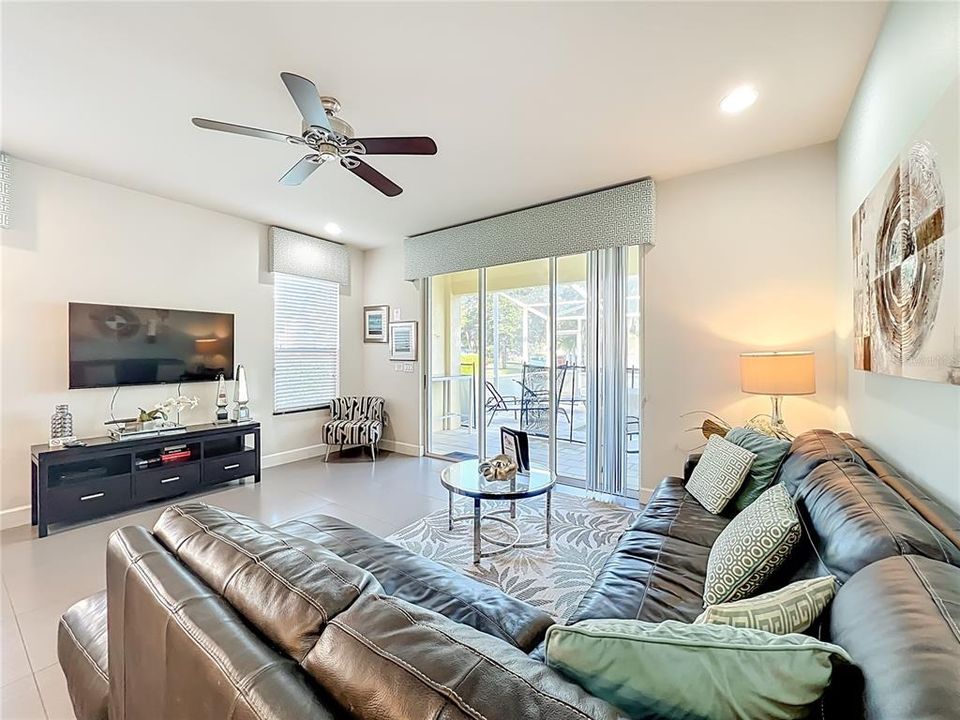 合同活跃: $313,000 (3 贝兹, 3 浴室, 1512 平方英尺)