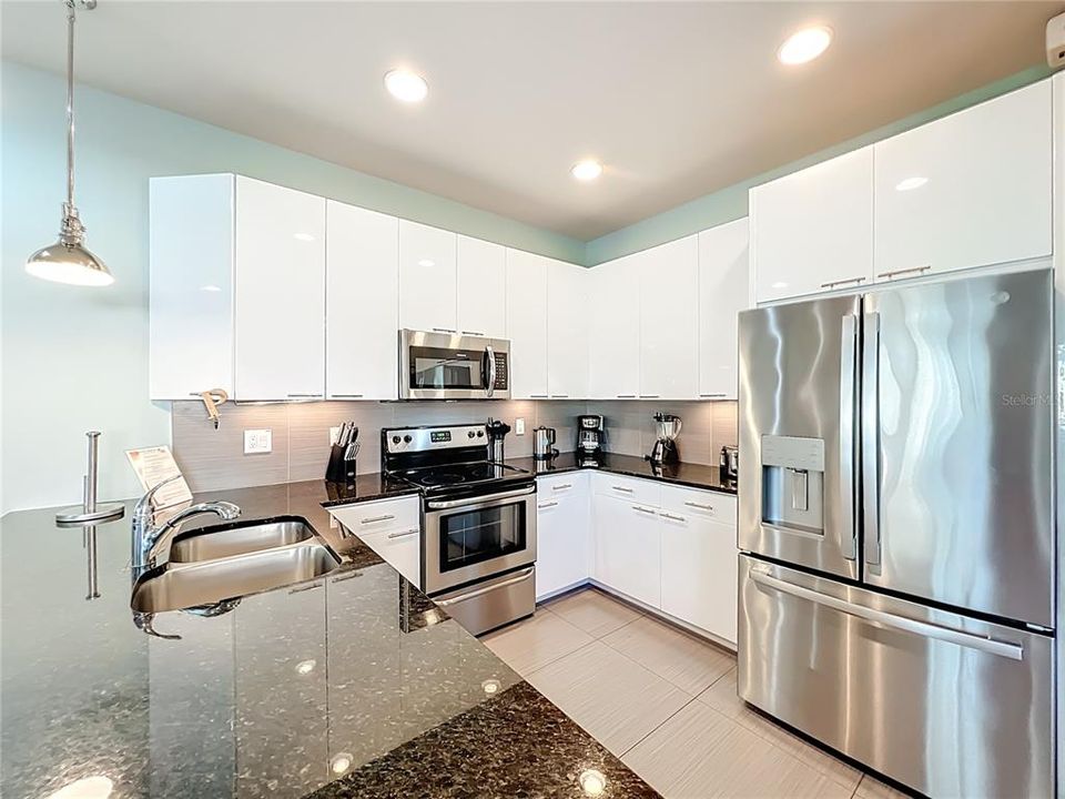 合同活跃: $313,000 (3 贝兹, 3 浴室, 1512 平方英尺)