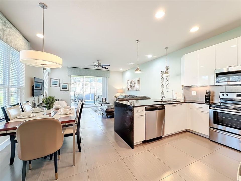 合同活跃: $313,000 (3 贝兹, 3 浴室, 1512 平方英尺)