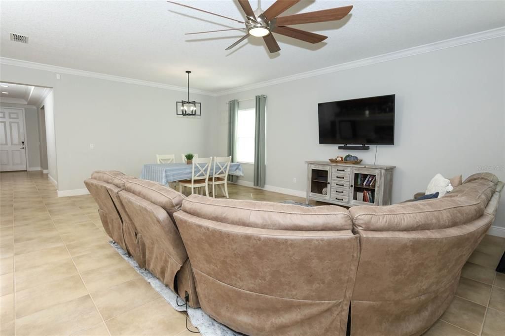 Под контрактом: $489,000 (4 спален, 3 ванн, 2695 Квадратных фут)