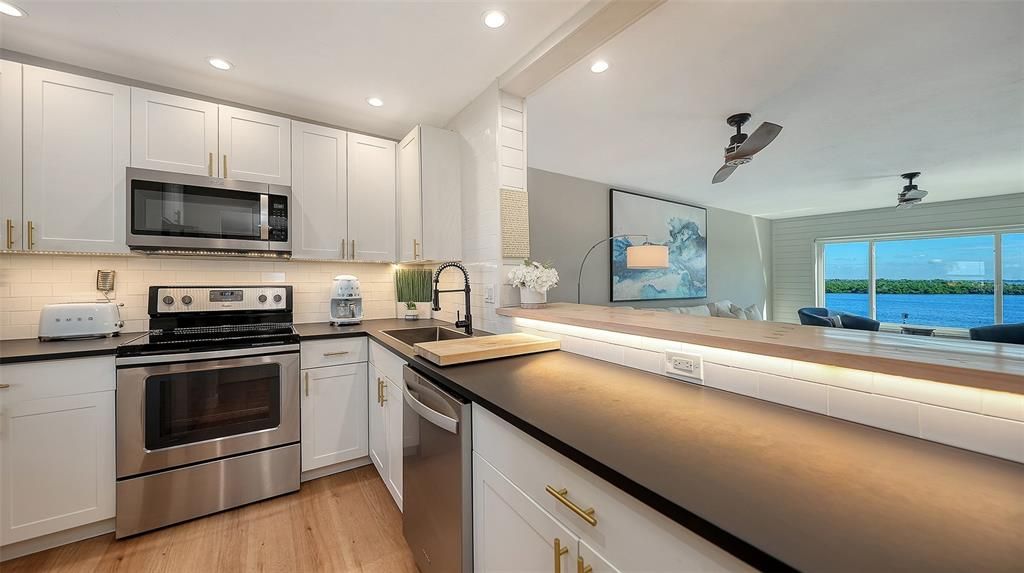 Под контрактом: $689,000 (2 спален, 2 ванн, 1312 Квадратных фут)