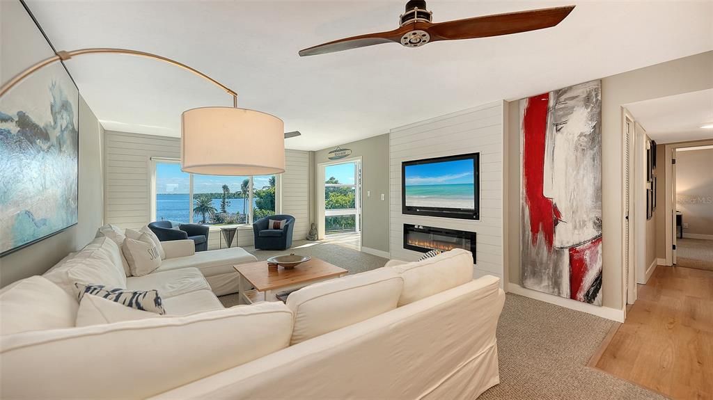 Под контрактом: $689,000 (2 спален, 2 ванн, 1312 Квадратных фут)