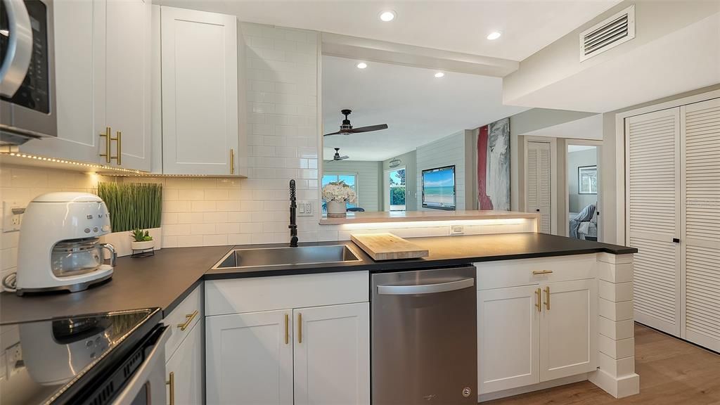 Под контрактом: $689,000 (2 спален, 2 ванн, 1312 Квадратных фут)