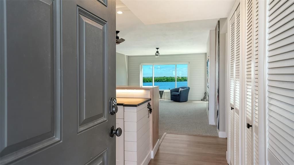 Под контрактом: $689,000 (2 спален, 2 ванн, 1312 Квадратных фут)