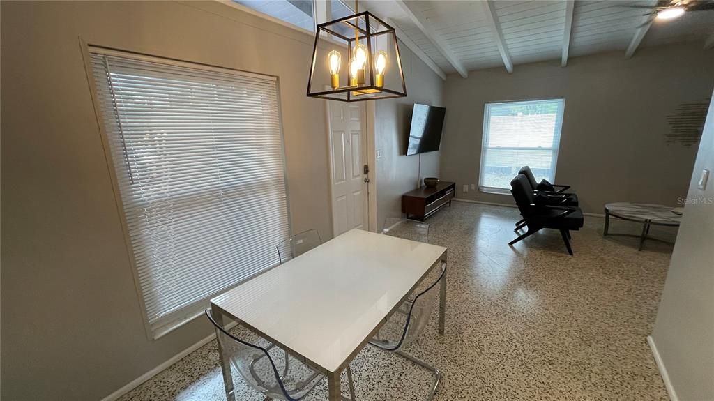 出租: $4,500 (3 贝兹, 2 浴室, 1270 平方英尺)