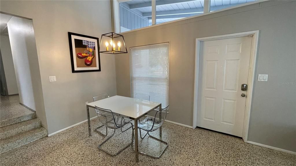 出租: $4,500 (3 贝兹, 2 浴室, 1270 平方英尺)