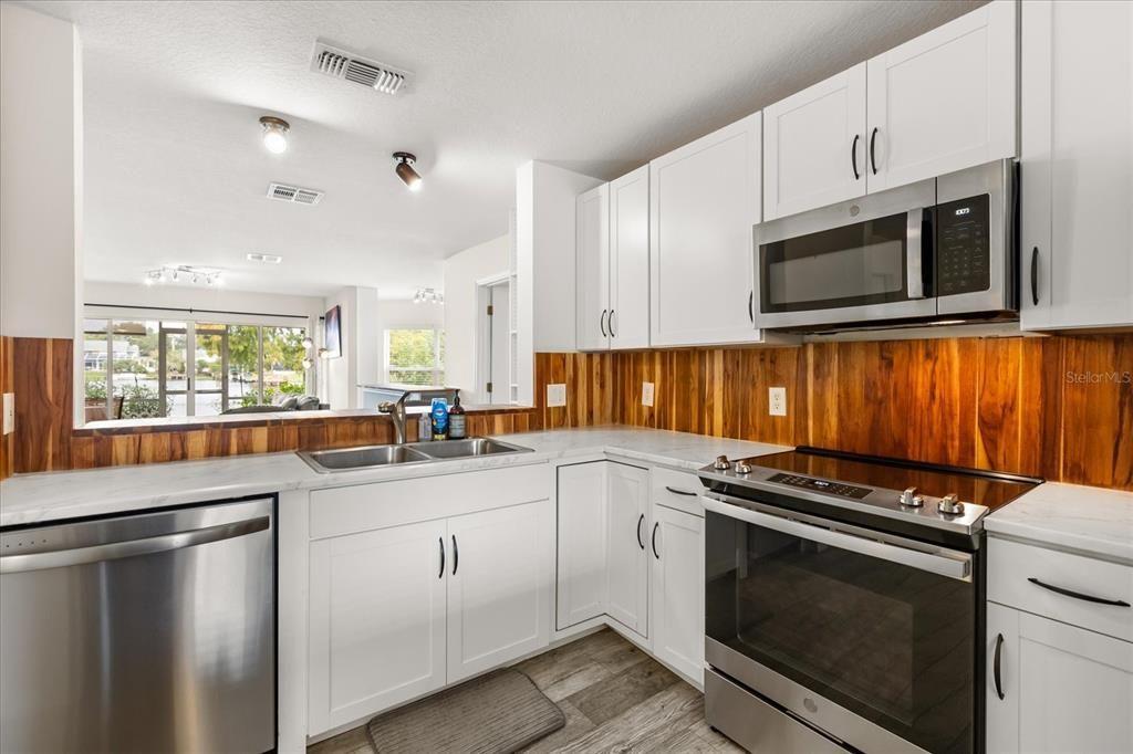 For Sale: $299,000 (3 beds, 3 baths, 1856 Square Feet)