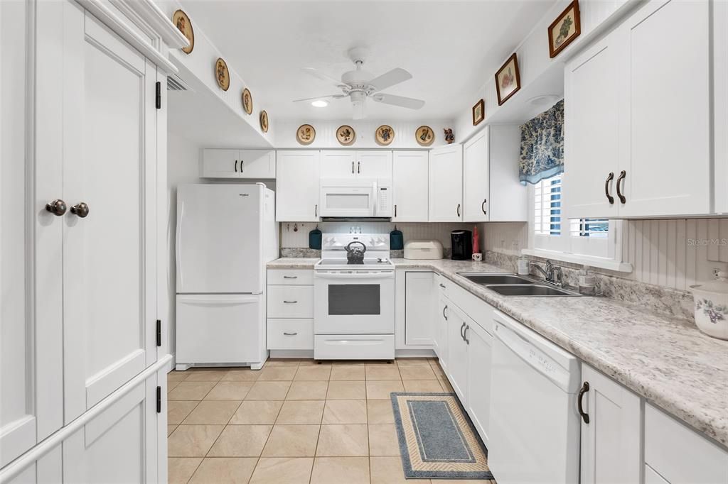 待售: $165,000 (2 贝兹, 2 浴室, 1156 平方英尺)