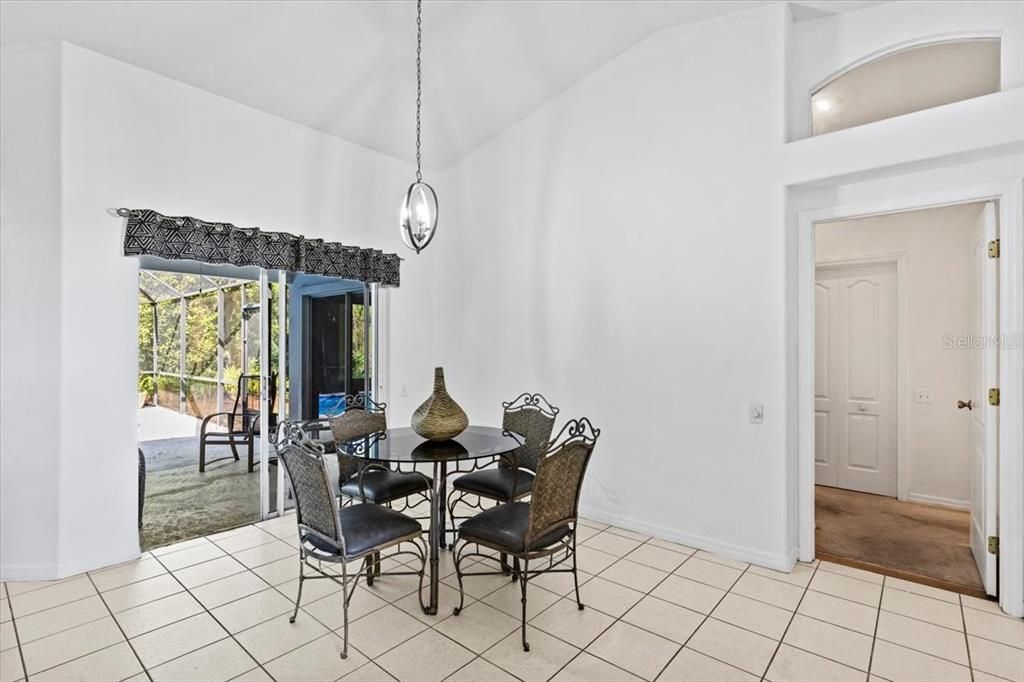 合同活跃: $338,900 (3 贝兹, 2 浴室, 1494 平方英尺)