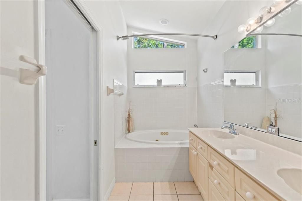 合同活跃: $338,900 (3 贝兹, 2 浴室, 1494 平方英尺)