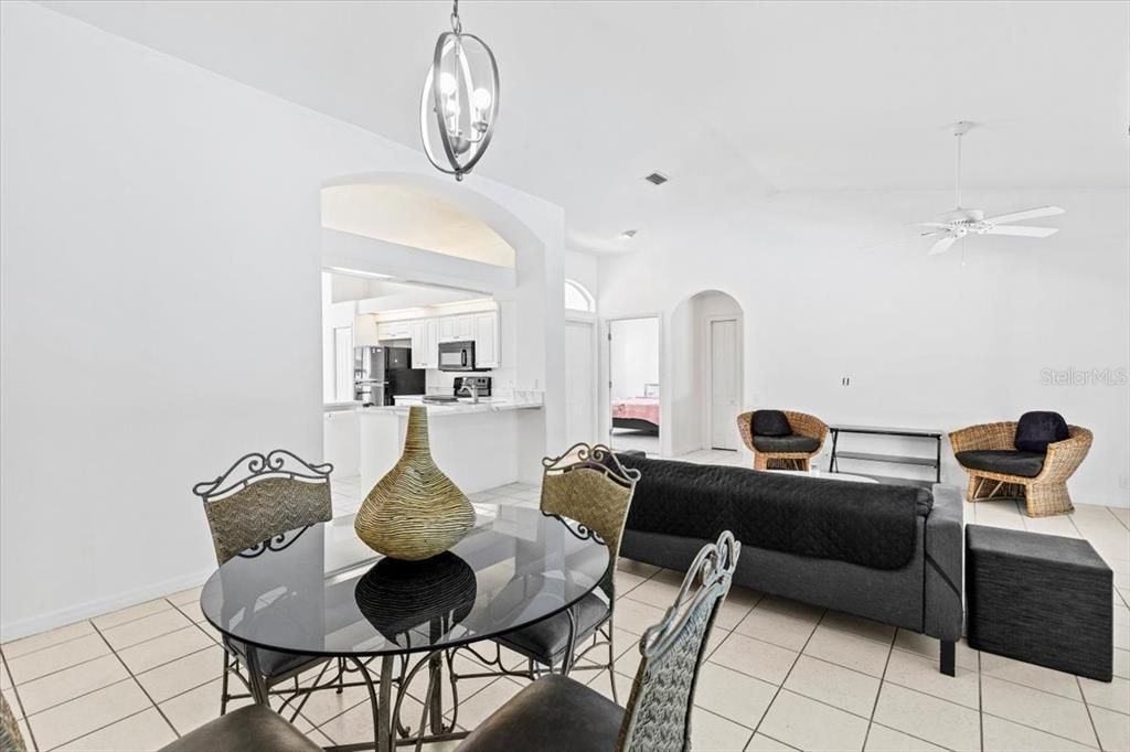 合同活跃: $338,900 (3 贝兹, 2 浴室, 1494 平方英尺)