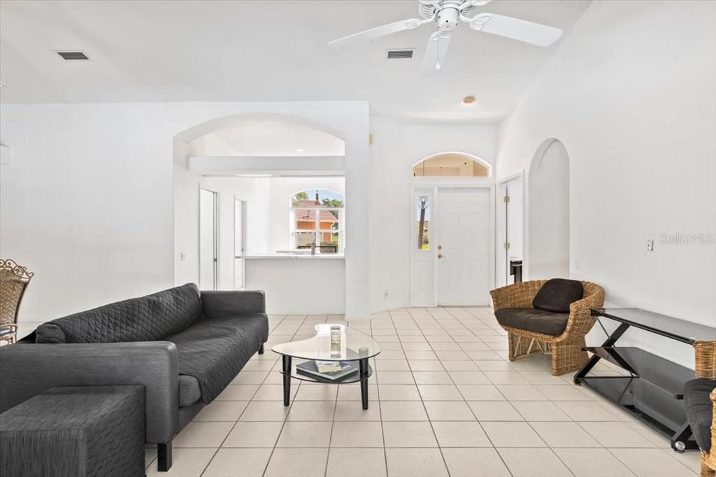 合同活跃: $338,900 (3 贝兹, 2 浴室, 1494 平方英尺)