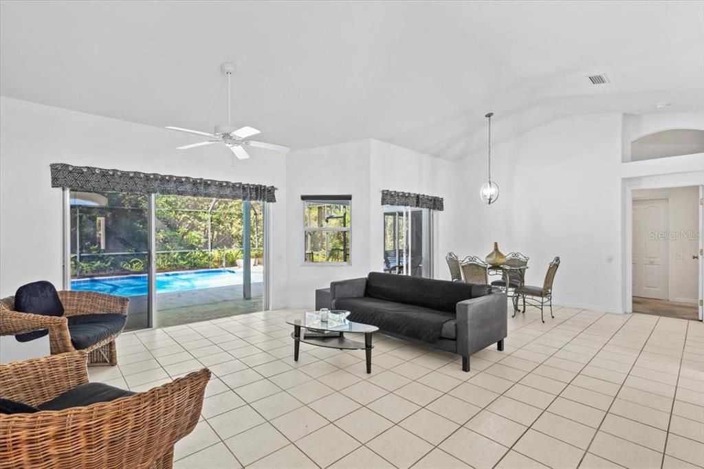 合同活跃: $338,900 (3 贝兹, 2 浴室, 1494 平方英尺)