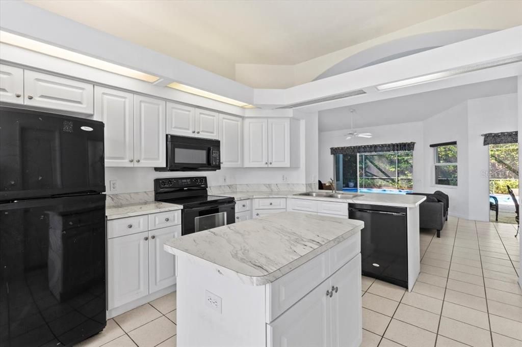 合同活跃: $338,900 (3 贝兹, 2 浴室, 1494 平方英尺)