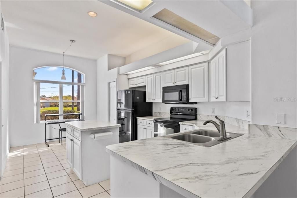 合同活跃: $338,900 (3 贝兹, 2 浴室, 1494 平方英尺)