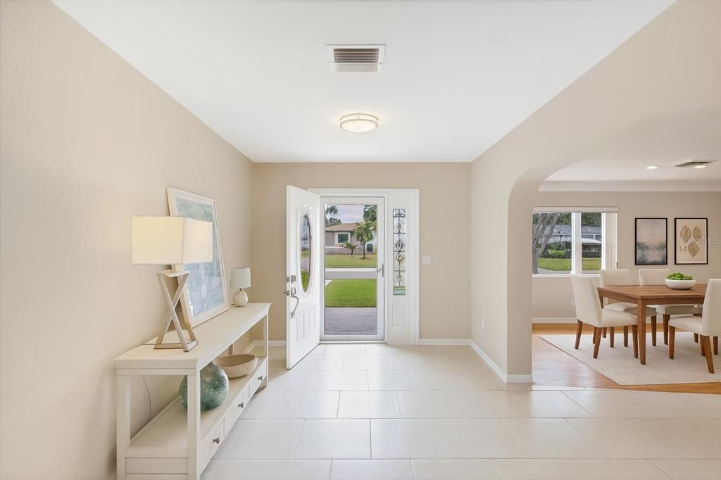 合同活跃: $598,000 (3 贝兹, 3 浴室, 1968 平方英尺)