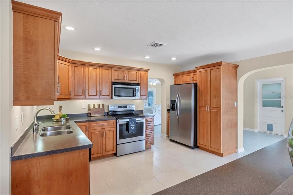 合同活跃: $598,000 (3 贝兹, 3 浴室, 1968 平方英尺)