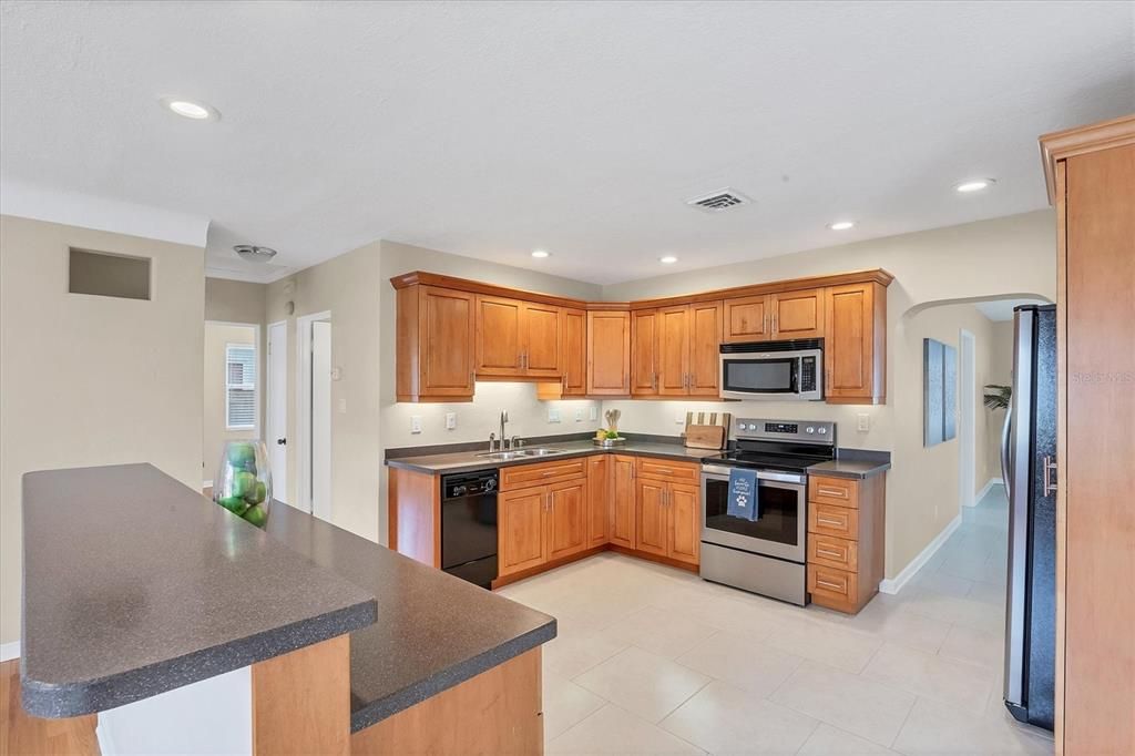 合同活跃: $598,000 (3 贝兹, 3 浴室, 1968 平方英尺)