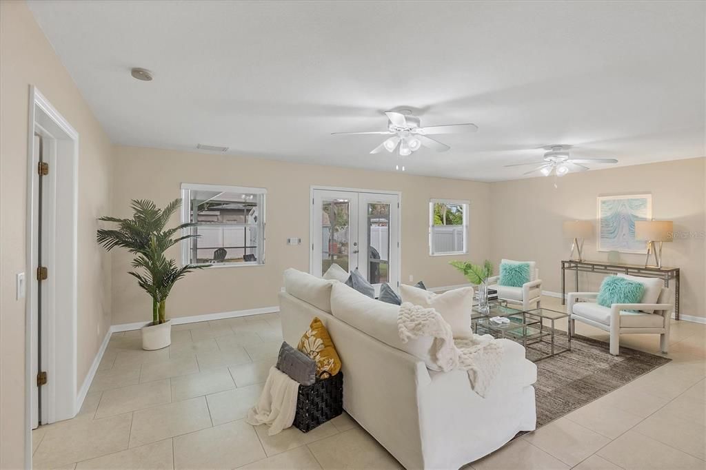 合同活跃: $598,000 (3 贝兹, 3 浴室, 1968 平方英尺)