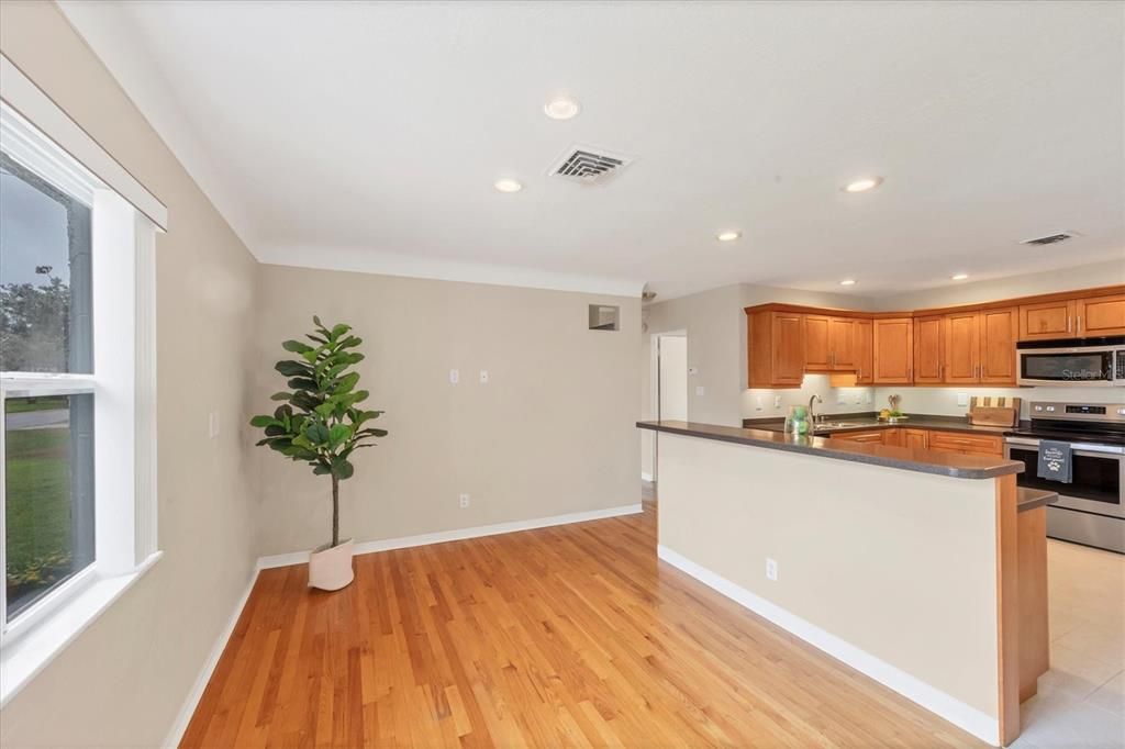 合同活跃: $598,000 (3 贝兹, 3 浴室, 1968 平方英尺)