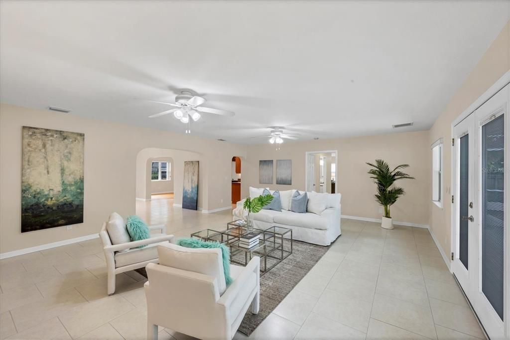 合同活跃: $598,000 (3 贝兹, 3 浴室, 1968 平方英尺)