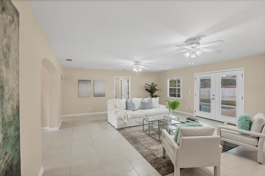 合同活跃: $598,000 (3 贝兹, 3 浴室, 1968 平方英尺)