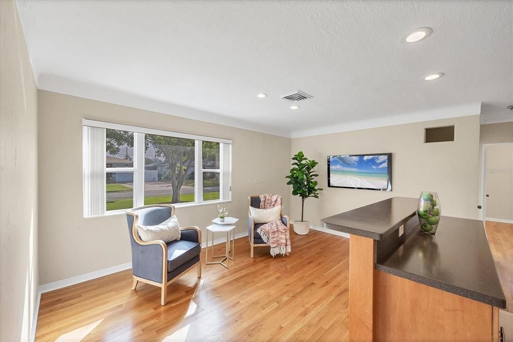 合同活跃: $598,000 (3 贝兹, 3 浴室, 1968 平方英尺)