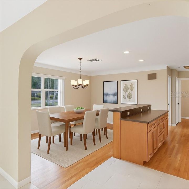 合同活跃: $598,000 (3 贝兹, 3 浴室, 1968 平方英尺)